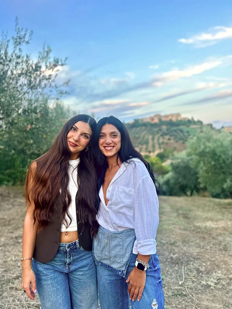 Martina e Maria Carmela tra gli ulivi